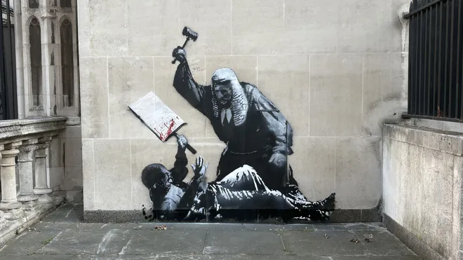 거리 예술가 뱅크시 작품 정의로운 폭력, 권력과 불공정한 사법부를 비판하는 상징적 장면